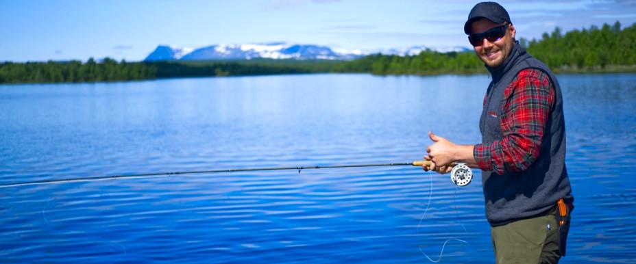 Sjön vid foten av fjällen.