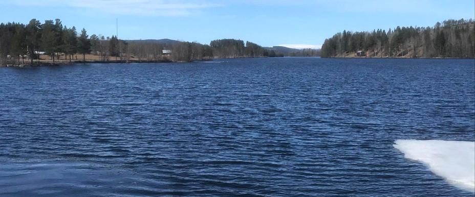 Västerut längs Indalsälven, taget från Sällsjöbron