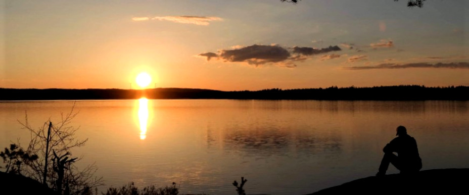 Magischer Sonnenuntergang über dem Bottnischen See