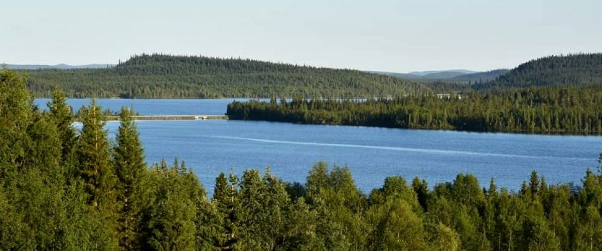 View from western Gippmokksjön towards the Sunn bridge